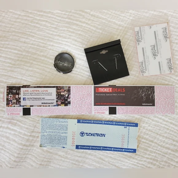 New Kids On The Block Memorabilia Lot with Tickets, Pin, VIP Pass, Earrings - Picture 8 of 15